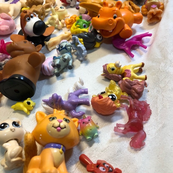Junk Lot Of 72 Toy Animal Figurines Cows, Cats, Horses, Dogs, pigs, - Picture 4 of 9